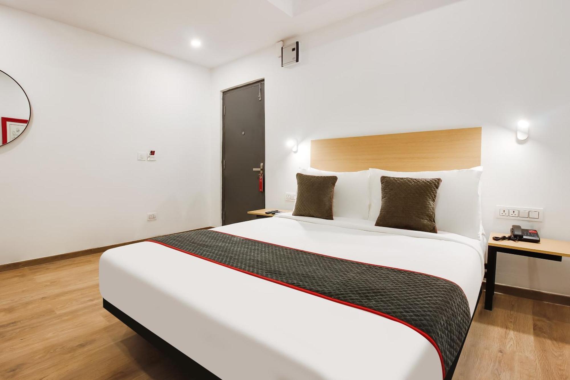 Super Townhouse The Cinco Hotel Near Esi Hospital Hyderabad Exterior photo