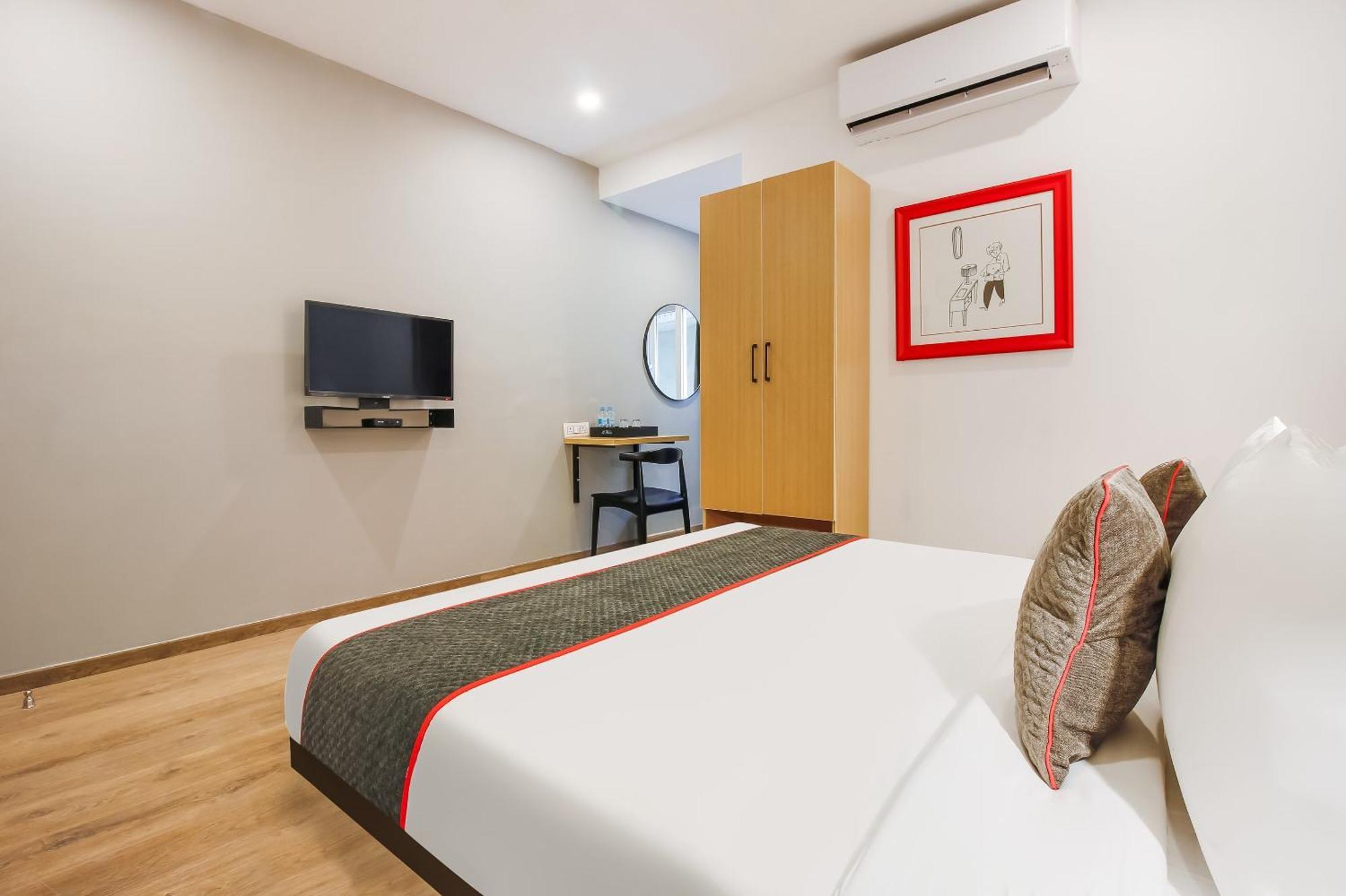 Super Townhouse The Cinco Hotel Near Esi Hospital Hyderabad Exterior photo