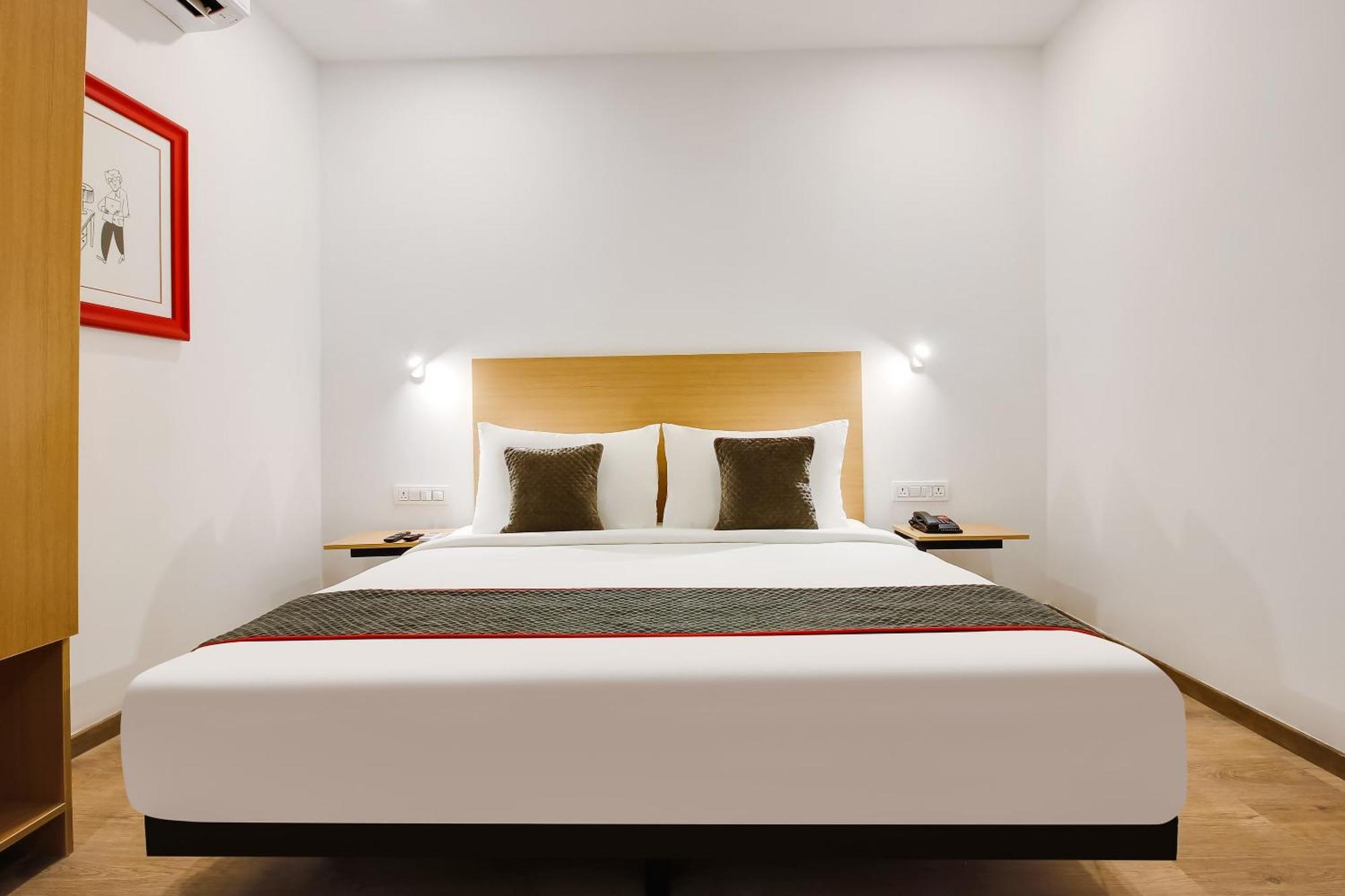Super Townhouse The Cinco Hotel Near Esi Hospital Hyderabad Exterior photo